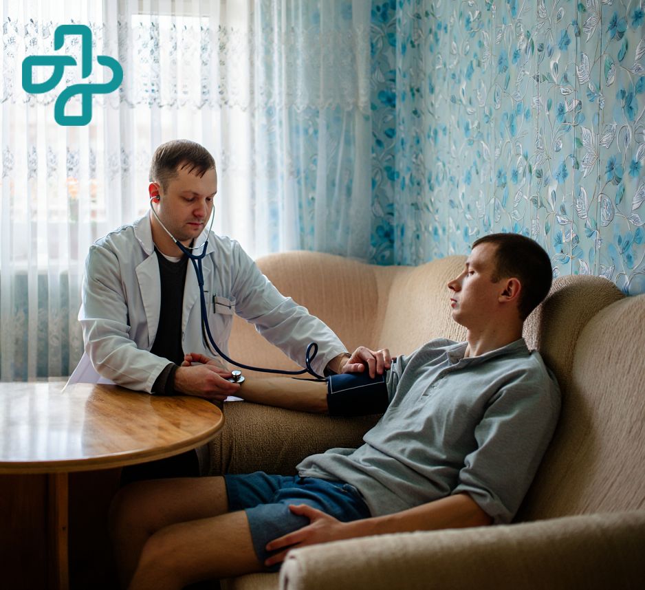 Выездной врач измеряет давление пациента у него дома 