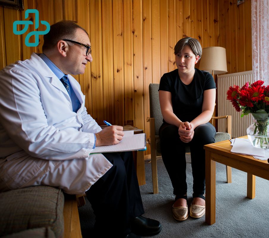 Врач на дом при алкогольной интоксикации в Питере Врач консультирует пациента у него дома